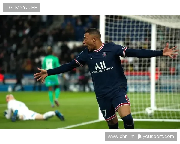 姆巴佩回家乡被粉丝围堵，差点被挤爆