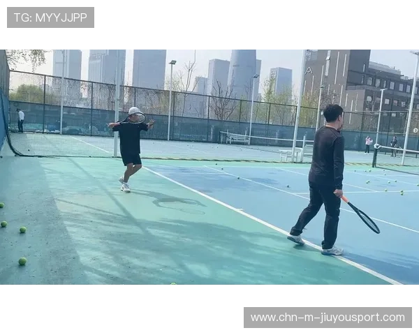 网球发球技术中通过身体旋转力量传递提升发球速度（471 ）